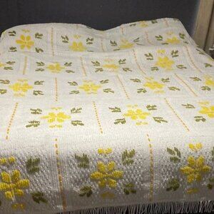VTG White Chenille Bedspread Yellow Daisy Flower Green Leaves Fringe